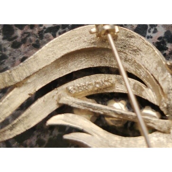 VINTAGE SIGNED BROOKS GOLD TWO-TONE SWIRLS WITH PEARLS 2" BROOCH PIN - Picture 3 of 4